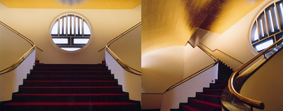Der Treppenaufgang im Rolf-Liebermann-Studio ist verziert durch eine vergoldete Decke und dem einem siebenarmigen Kronleuchter nachgebauten Fenster.