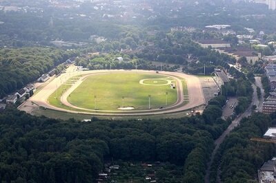 Die Aufnahme zeigt die Trabrennbahn in Hamburg Bahrenfeld von oben.