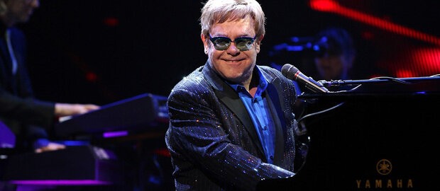 Elton John an seinem Klavier.