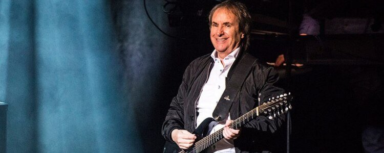 Chris de Burgh spielt Gitarre während eines Konzertes