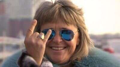 Suzi Quatro macht das Rockerzeichen mit ihrer rechten Hand