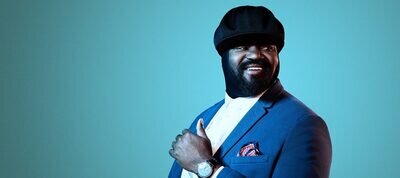 Der Jazzsänger Gregory Porter schaut seitlich über seine Schulter