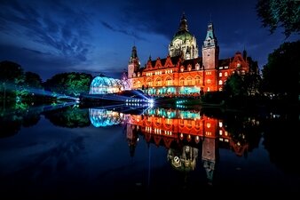 Die Bühne des NDR Klassik Open Air am neuen Rathaus in Hannover, davor der Maschsee 