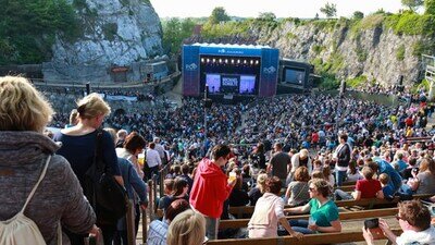 Besucher vor der Bühne von Pop am Kalkberg 2019, links davon ist der Kalkberg zu sehen