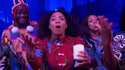 2 Tänzerinnen und 1 Tänzer des Circus Mother Africa New Stories from Khayelitsha singen auf der Bühne