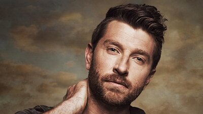 Der Country Musiker Brett Eldredge schaut in die Kamera