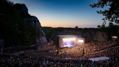 Panoramafoto Zuschauermassen vor der Bühne am Kalkberg