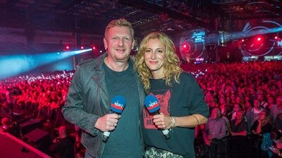 Holger Ponik und Ilka Petersen stehen vor Publikum in der Lokhalle Göttingen und moderierten die Musikszene Deutschland  beim NDR 2 Soundcheck Festival 2019