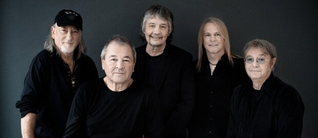 Die Mitglieder der Band Deep Purple stehen nebenander und schauen in die Kamera