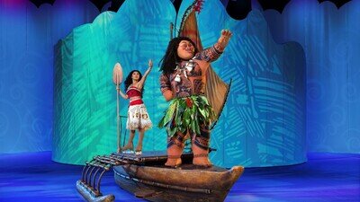 2 Darsteller aus der Show DISNEY ON ICE Das zauberhafte Eisfestival stehen auf einem Boot auf dem Eis