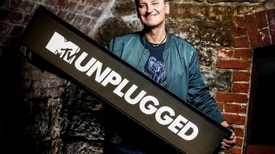 Hartmut Engler mit einem MTV Unplugged Schild
