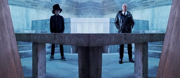 Die Pet Shop Boys Chris Lowe und Neil Tennant stehen auf einem steinernen Untergrund