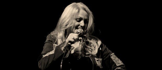 Bonnie Tyler singt ins Mikrofon