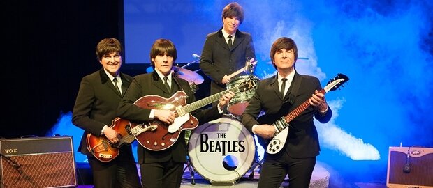Die vier Musiker von All You Need Is Love! Das Beatles Musical mit ihren Instrumenten