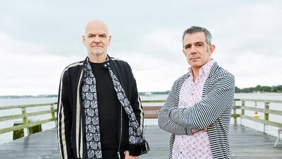 Paolo Fresu und Lars Danielsson stehen auf einem Steg