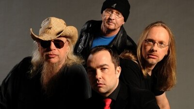 Die Mitglieder der Gruppe Torfrock schauen in die Kamera