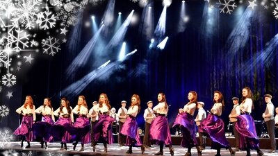 Danceperados Of Ireland Tänzerinnen tanzen auf der Bühne