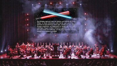 Orchester und Dirigent spielen The Music Of Star Wars auf der Bühne