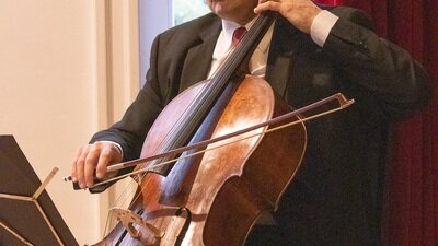 Pjotr Meshvinski am Violoncello sitzend.