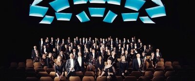 Fotografie der NDR Radiophilharmonie mit Instrumenten in einem schwarzen Raum