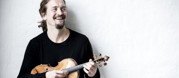 Fotografie Christian Tetzlaff  mit Violine in der Hand.