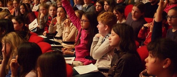 Schüler sitzen im Konzert der NDR Radiophilharmonie