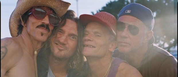 Die Red Hot Chili Peppers sehen in die Kamera