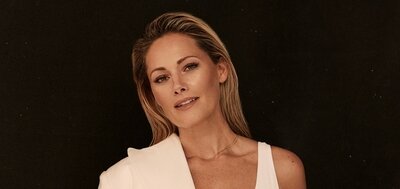 Helene Fischer Fotografie vor schwarzem Hintergrund