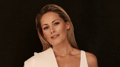 Helene Fischer Fotografie vor schwarzem Hintergrund