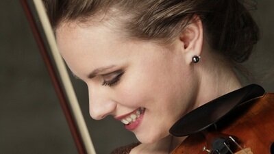 Fotografie Julia Fischer mit Violine unter dem Kinn. 