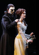 Das Szenenmotiv zeigt Christine und das Phantom in "Liebe stirbt nie", dem neuen Musical Phantom Zwei in Hamburg