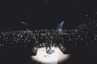 Ein Lichtermeer bei einem Live Auftritt von Johannes Oerding