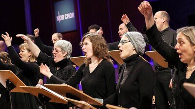 Der NDR Chor bringt Bewegung ins Konzert.