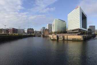 Der Bürokomplex der SPIEGEL-Gruppe direkt am Wasser gelegen im Quartier Brooktorkai/Ericus