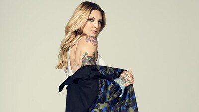 Foto von Julia Michaels wie sie nach Hinten in die Kamera schaut