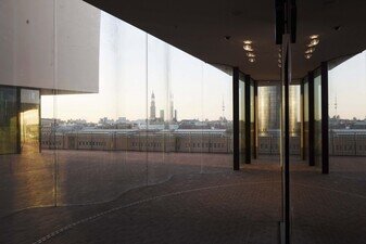 Elbphilharmonie Plaza spiegelt die Stadt Hamburg