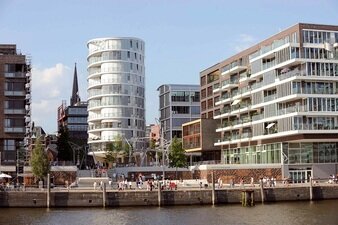 Mit dem Vasco-da-Gama-Platz ist auf dem Warftsockel des Dalmannkais auch ein Quartiersplatz mit Basketballfeld entstanden.