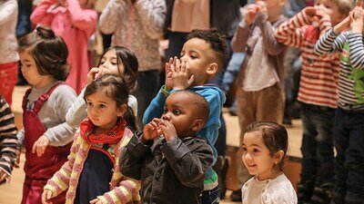 Kinder verfolgen gespannt das Familienkonzert.