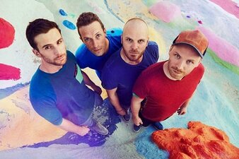 Ein Bild von oben auf die vier Bandmitglieder Coldplays.