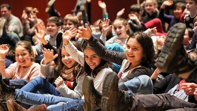 Die Kinder stimmen gut gelaunt mit ein!