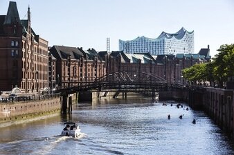 Die historische Speicherstadt mit der Elbphilharmonie im Hintergrund