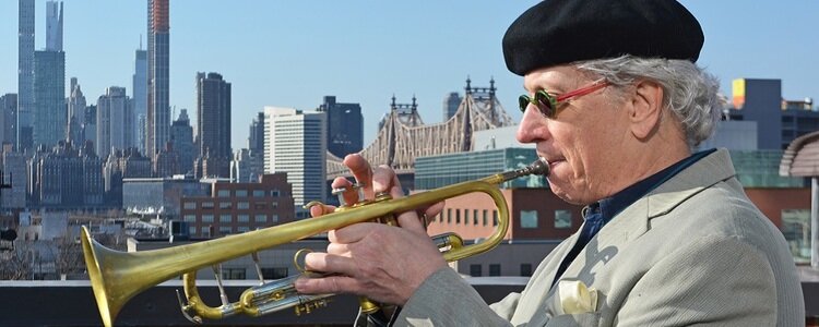 Tim Hagans mit Trompete vor einer Skyline