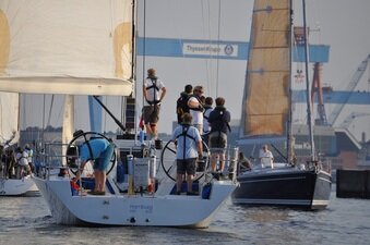 Die Crew auf dem Segelboot ist bereit in See zu stechen.