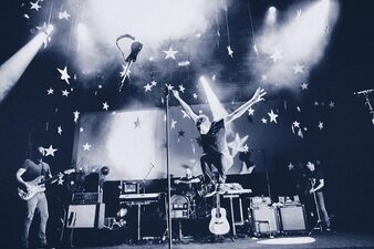 Coldplay performt live auf der Bühne und begeistert das Publikum.