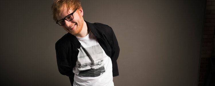 Ed Sheeran Foto wie er seitlich lächelt 