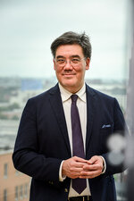 Alan Gilbert hat einen Anzug an und lächelt