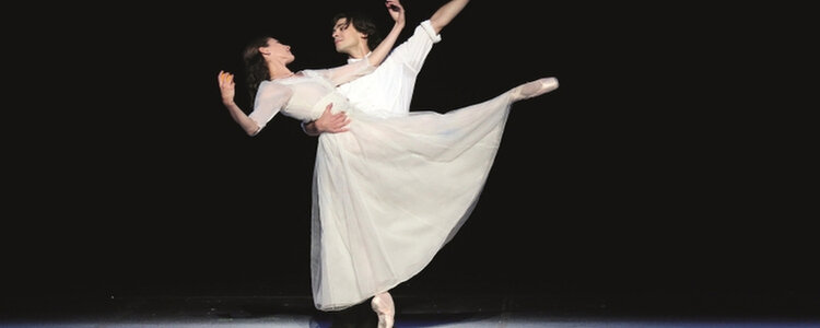 Ein Szenenbild aus der Ballettaufführung "Cinderella" von John Neumeiers Hamburg Ballett aufgeführt an der Hamburgischen Staatsoper