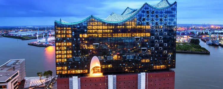 Elbphilharmonie Nordansicht am Abend, Juli 2015