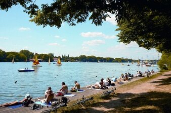 Bei schönem Wetter gibt es keine schönere Freizeitaktivität als sich am Ufer des Maschsees niederzulassen.