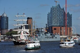 Die Auslaufparade beim Hafengeburtstag Hamburg 2015